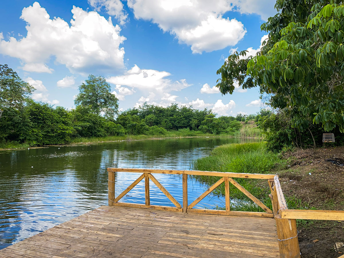 Muelle del lago en Villa Calamari